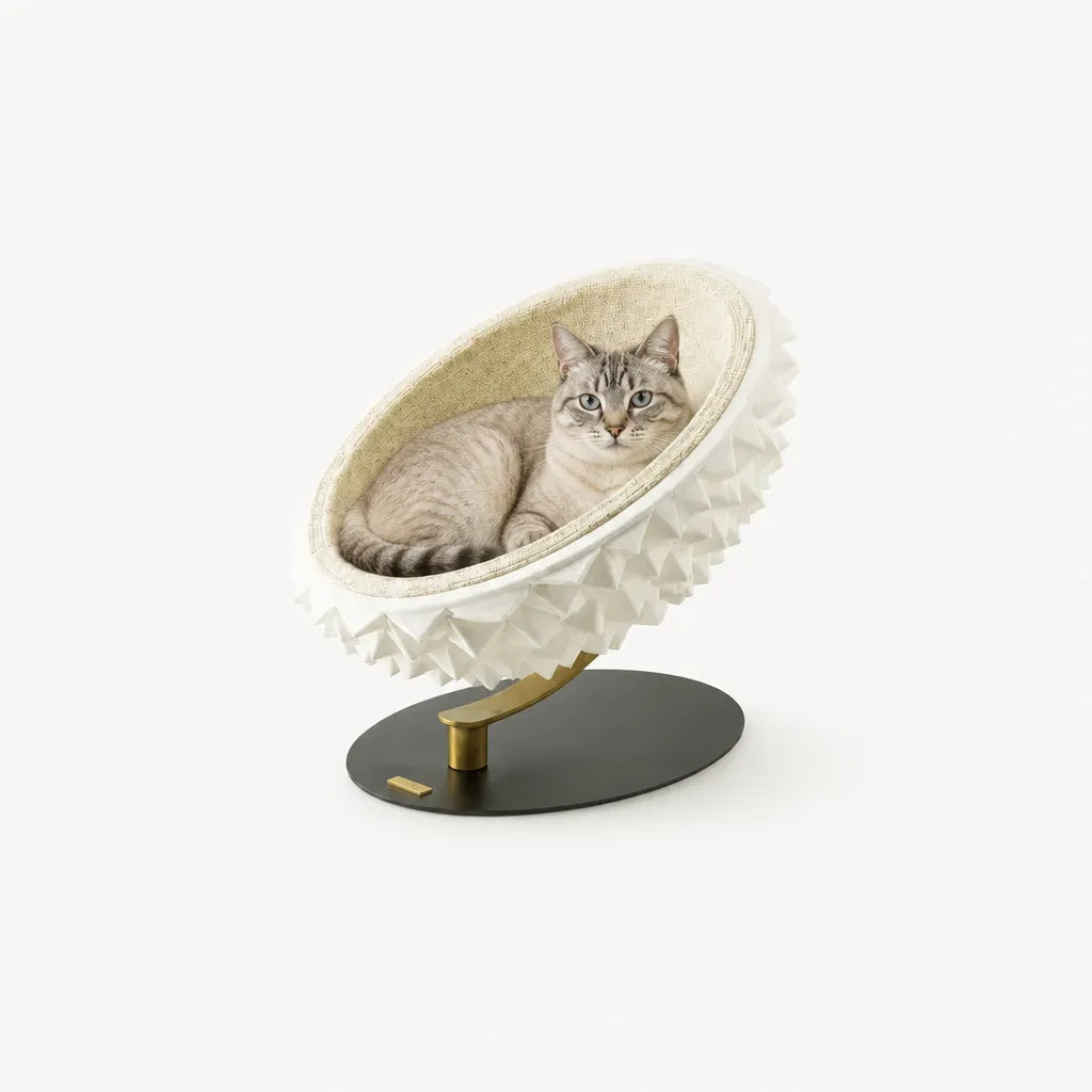 Kat in Durians Cat Nest wit — design kattenmand met kat erin, geweven textiel en gouden standaard | Pelveta